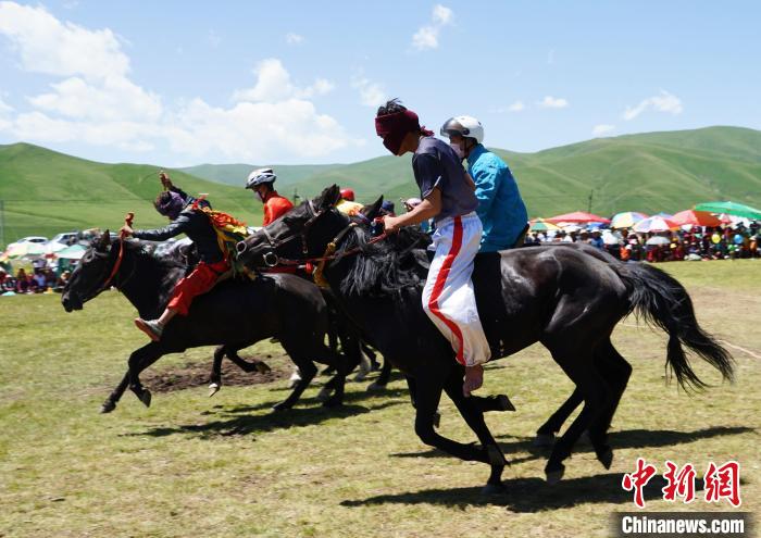 圖為選手進行3000米賽馬比賽?！●R銘言 攝