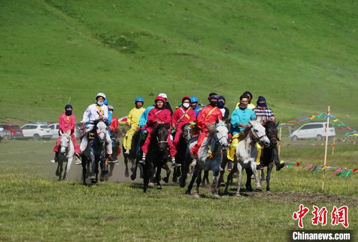 圖為選手進行3000米賽馬比賽?！●R銘言 攝