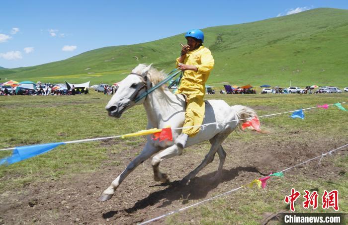 圖為選手進行3000米賽馬比賽?！●R銘言 攝