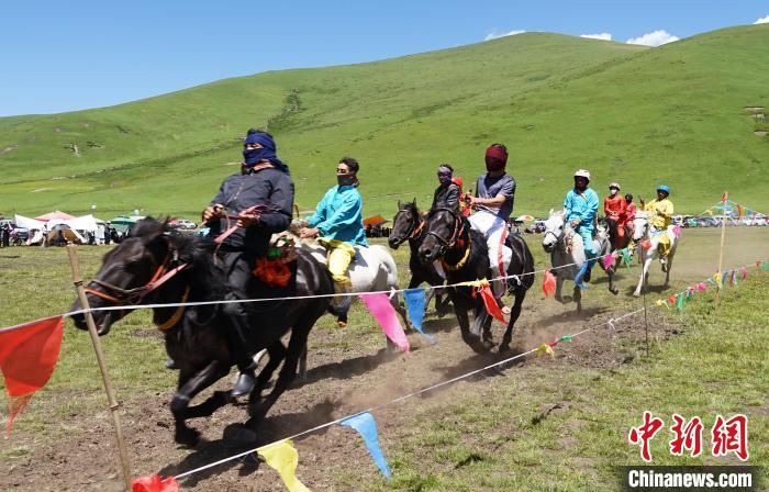 圖為選手進行3000米賽馬比賽。　馬銘言 攝