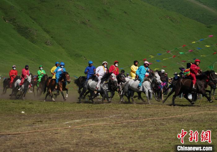 圖為選手進行3000米賽馬比賽?！●R銘言 攝