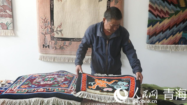 楊永良和他的作品。人民網(wǎng) 張皓芃攝