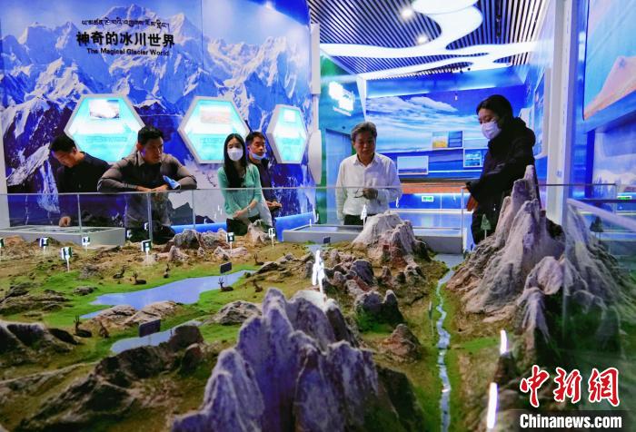 圖為中外嘉賓在玉樹州博物館內(nèi)參觀?！●R銘言 攝