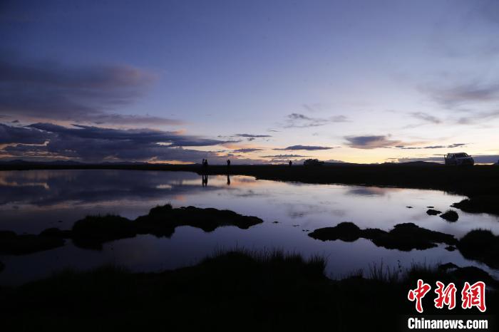 圖為夕陽(yáng)下的查旦濕地。　馬銘言 攝