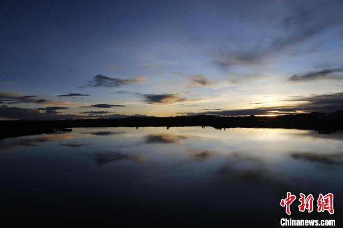 圖為夕陽(yáng)下的查旦濕地。　馬銘言 攝