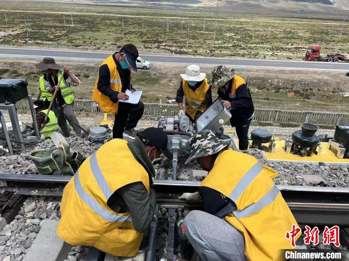 圖為青藏鐵路基礎(chǔ)設(shè)施“升級換代”施工現(xiàn)場?！‖F(xiàn)場作業(yè)人員供圖