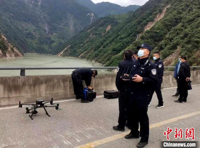 民警組成的搜尋隊利用無人機在震區(qū)開展空中巡查?！「首沃莨簿止﹫D