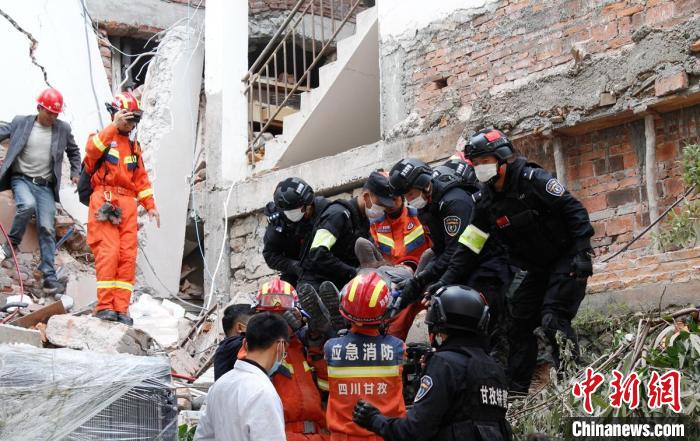 四川消防救援人員開(kāi)展救援?！∷拇ㄏ?供圖