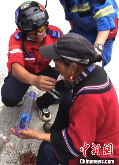 筠連筠愛青年應(yīng)急救援隊(duì)救援人員正在為傷員傷口清理?！∈茉L者供圖