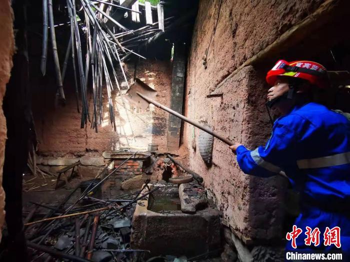 宜賓藍(lán)豹應(yīng)急救援隊(duì)搜救組成員劉方杰正在參與救援。　受訪者供圖