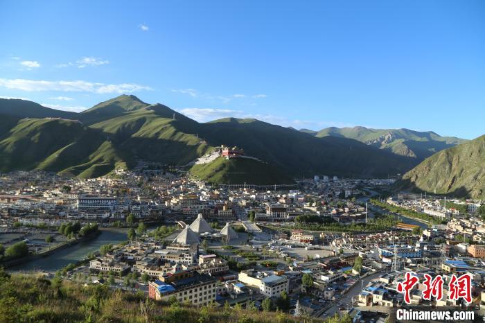 圖為航拍玉樹市?！∮駱涫形麄鞑抗﹫D