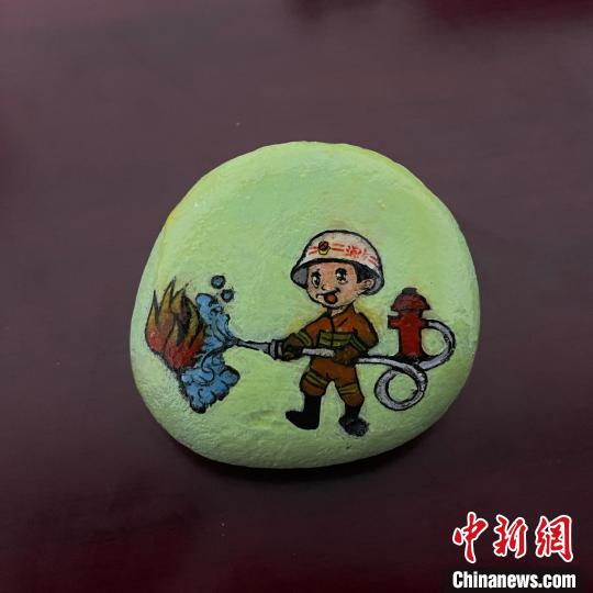 圖為玉樹消防指戰(zhàn)員創(chuàng)作的石頭畫作品《小小消防員》。　孫瑞祥 攝