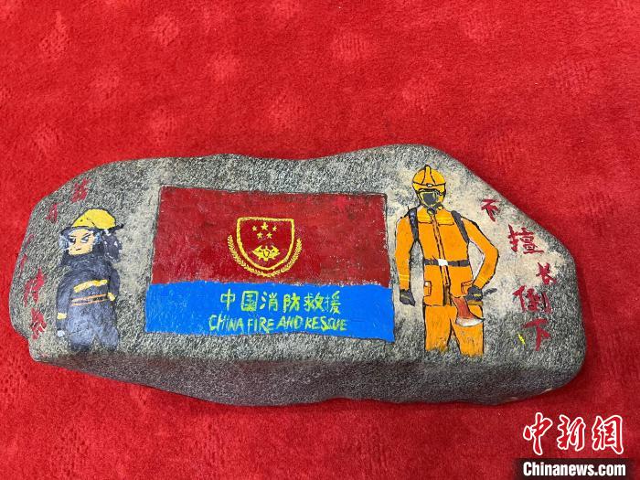 圖為玉樹消防指戰(zhàn)員創(chuàng)作的石頭畫作品《我有一個特點(diǎn)“不擅長倒下”》?！O瑞祥 攝