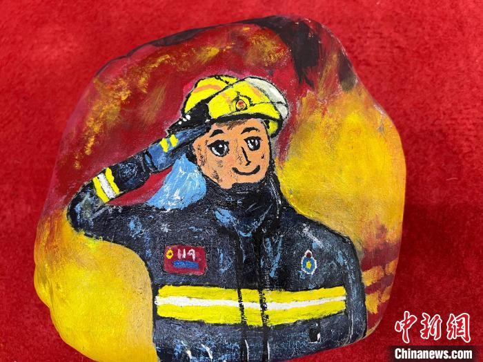 圖為玉樹消防指戰(zhàn)員創(chuàng)作的石頭畫作品《請祖國和人民放心》?！O瑞祥 攝