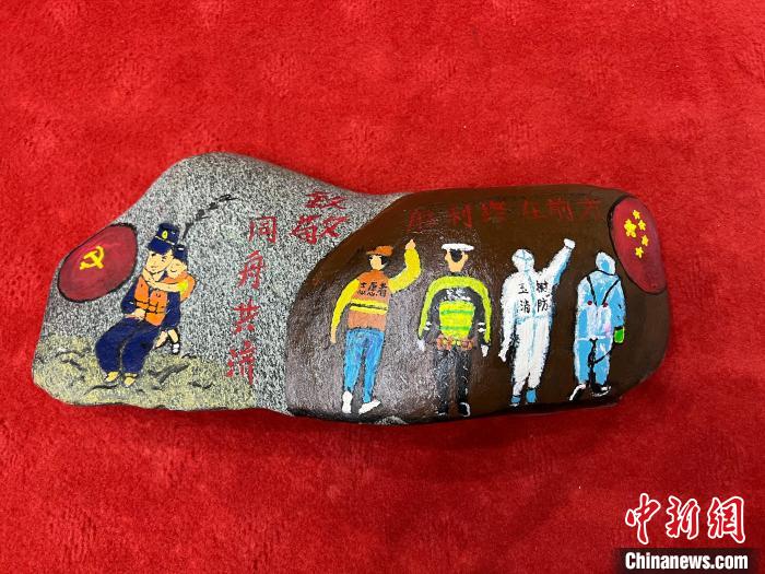 圖為玉樹消防指戰(zhàn)員創(chuàng)作的石頭畫作品《致敬“抗疫戰(zhàn)線”逆行的所有人》?！O瑞祥 攝