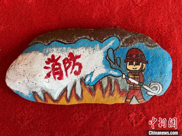 圖為玉樹消防指戰(zhàn)員創(chuàng)作的石頭畫作品《永遠(yuǎn)沖鋒在前》?！O瑞祥 攝