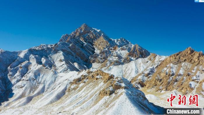 圖為山川被白雪覆蓋，與藍天相互呼映?！《继m縣融媒體中心供圖