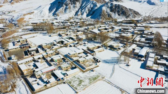 圖為鄉(xiāng)村被白雪覆蓋。　都蘭縣融媒體中心供圖
