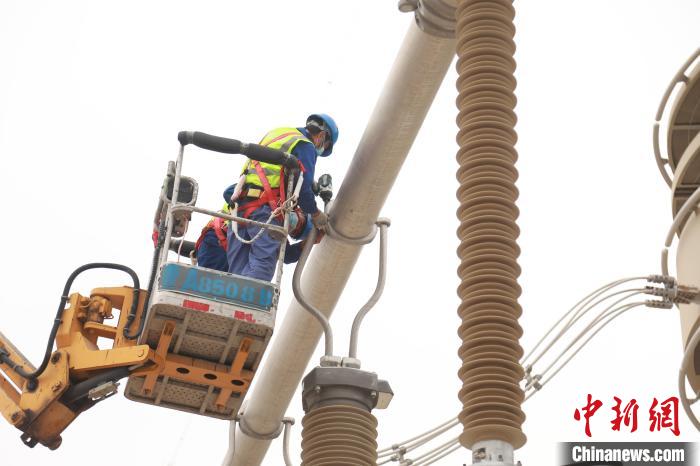 圖為國網(wǎng)青海超高壓公司變電檢修人員正在開展設(shè)備檢修工作?！≈煲闳?攝