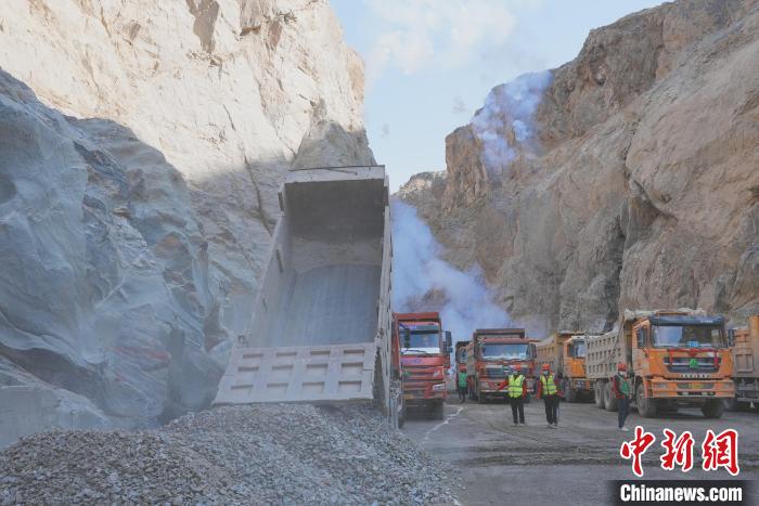 圖為大壩填筑現(xiàn)場?！∷娝木止﹫D