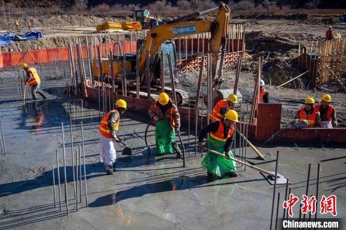 川主寺鎮(zhèn)牧場村西成高鐵1號拌合站工人師傅正在進(jìn)行駐地、拌合站澆筑施工作業(yè)。　劉忠俊 攝