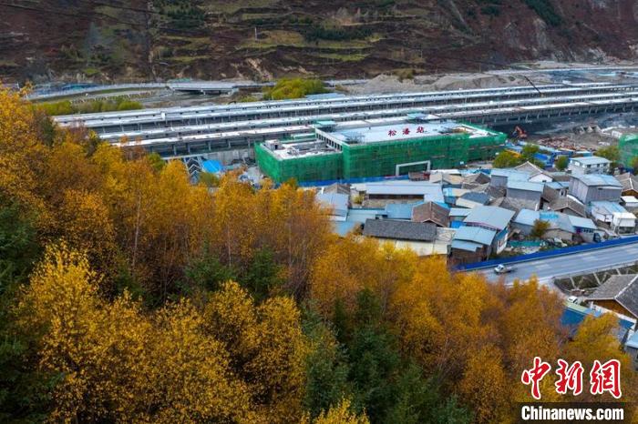 正在建設(shè)的成蘭鐵路松潘站?！⒅铱?攝