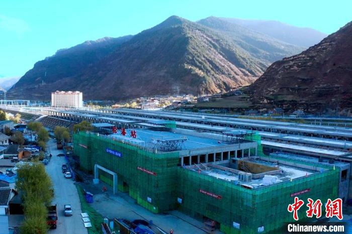 正在建設(shè)中的成蘭鐵路松潘站?！⒅铱?攝