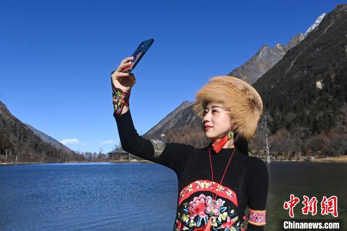 游人在畢棚溝景區(qū)拍照留念。　安源 攝