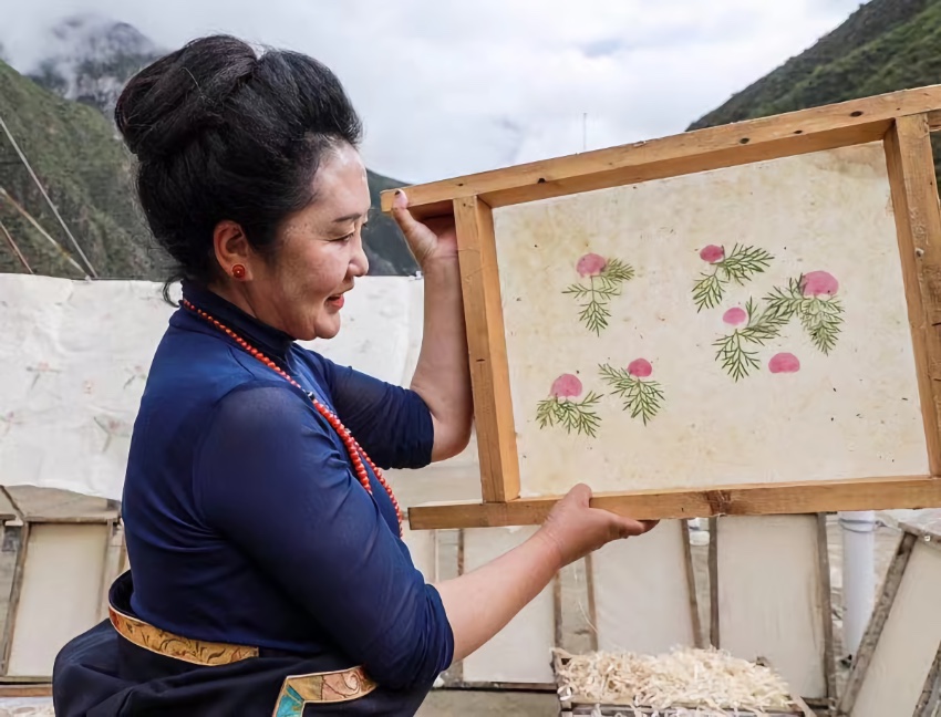 充巴傳統(tǒng)藏紙。德格縣融媒體中心供圖