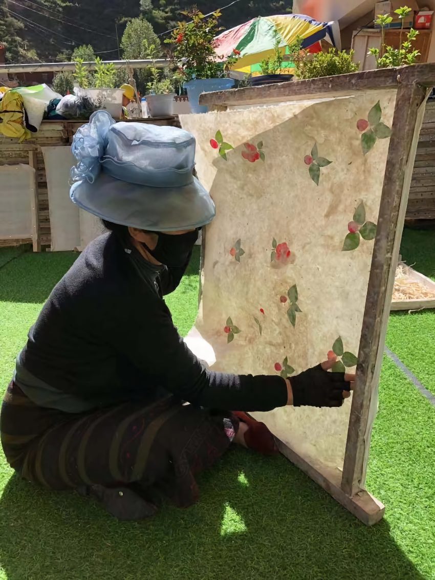 充巴傳統(tǒng)藏紙。德格縣融媒體中心供圖