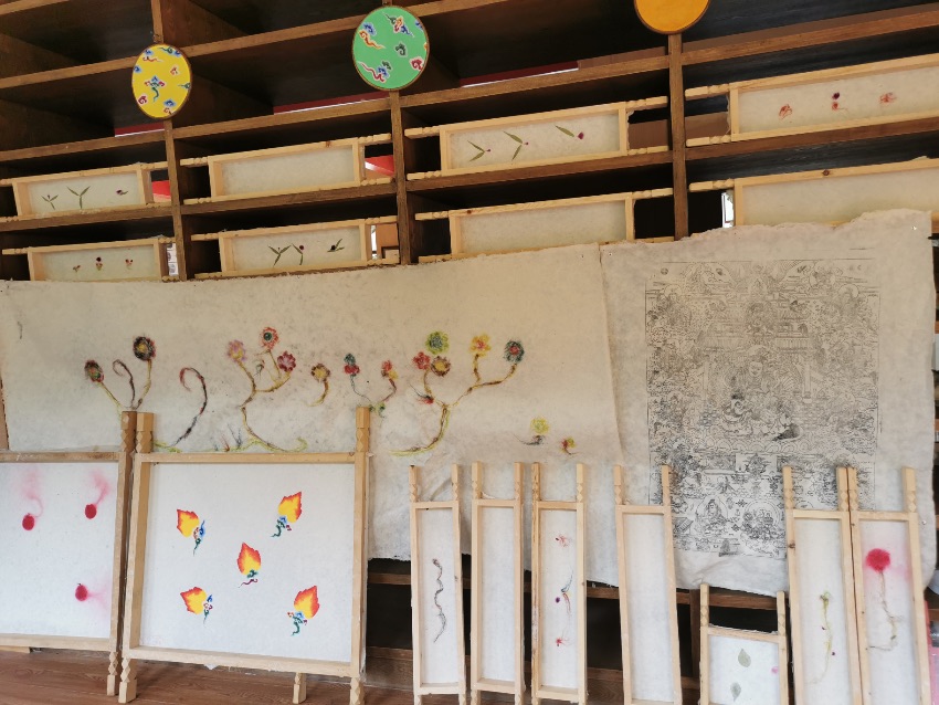 充巴傳統(tǒng)藏紙。德格縣融媒體中心供圖