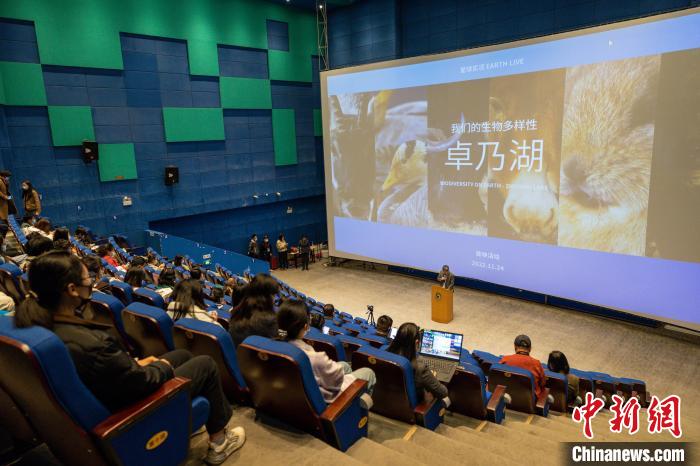 圖為首映式現(xiàn)場?！⊥踽?攝