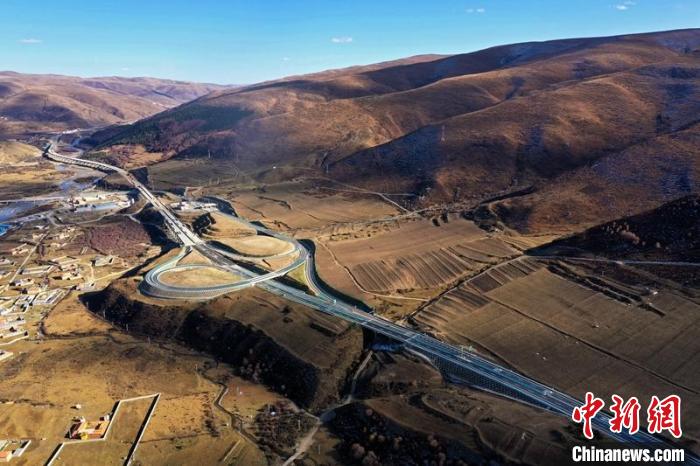 久馬高速公路阿壩互通段?！∈竦兰瘓F(tuán)供圖
