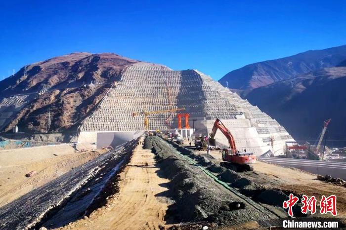 巴塘水電站大壩封頂現(xiàn)場?！≈袊材艿谌こ叹止﹫D
