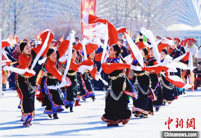 圖為玉樹群眾在廣場(chǎng)內(nèi)載歌載舞。　馬銘言 攝