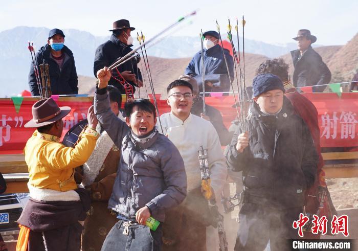 圖為藏族民眾跺腳歡呼慶祝弓箭手射中靶心?！●R銘言 攝