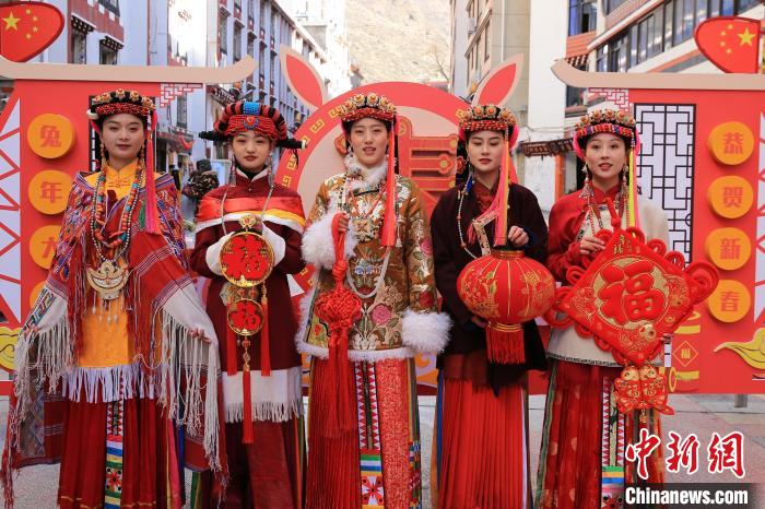 丹巴美女送祝福，迎新年?！±钣腊?攝