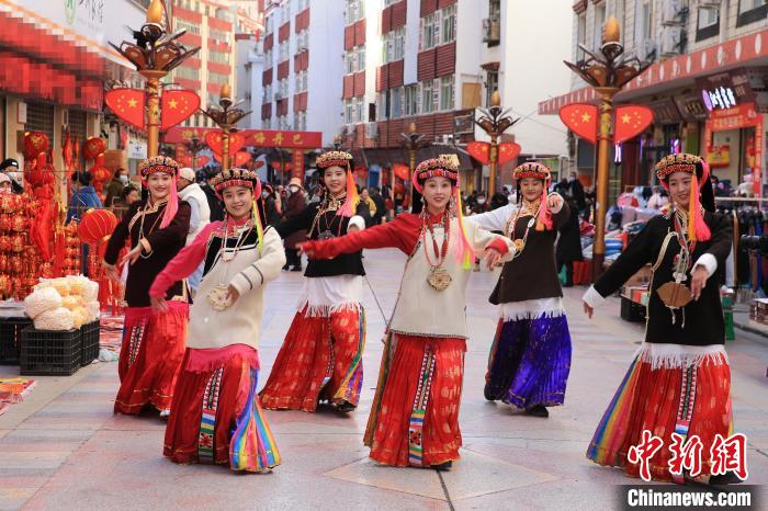 丹巴女孩在街頭跳起歡快歌舞迎接新年到來。　吉靜 攝