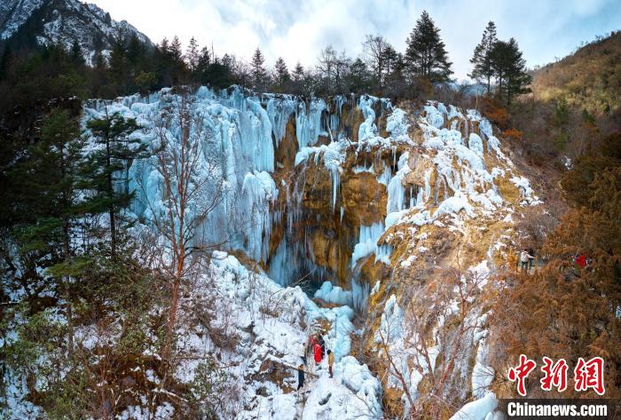 晶瑩剔透的冰瀑仿佛是大自然用冰藍(lán)色繪制出的壯觀畫(huà)卷。　胡宇 攝