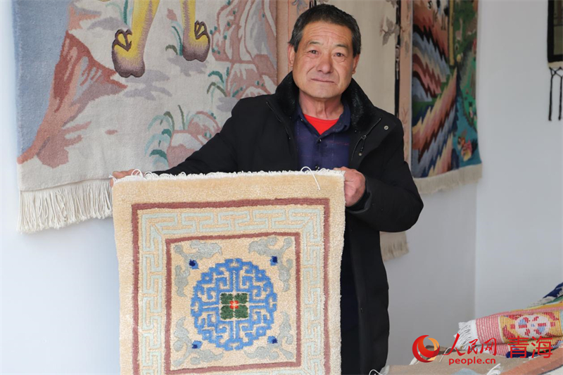 楊永良展示作品。人民網(wǎng) 況玉攝