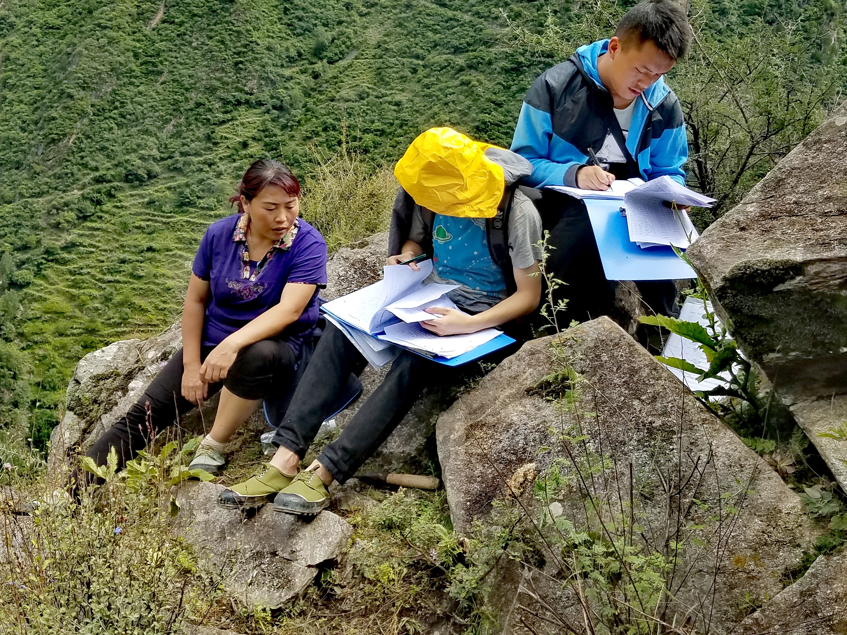 　2022年，余德春(左)協(xié)助排查震后地質(zhì)災(zāi)害隱患點(diǎn)。(圖為余德春提供)
