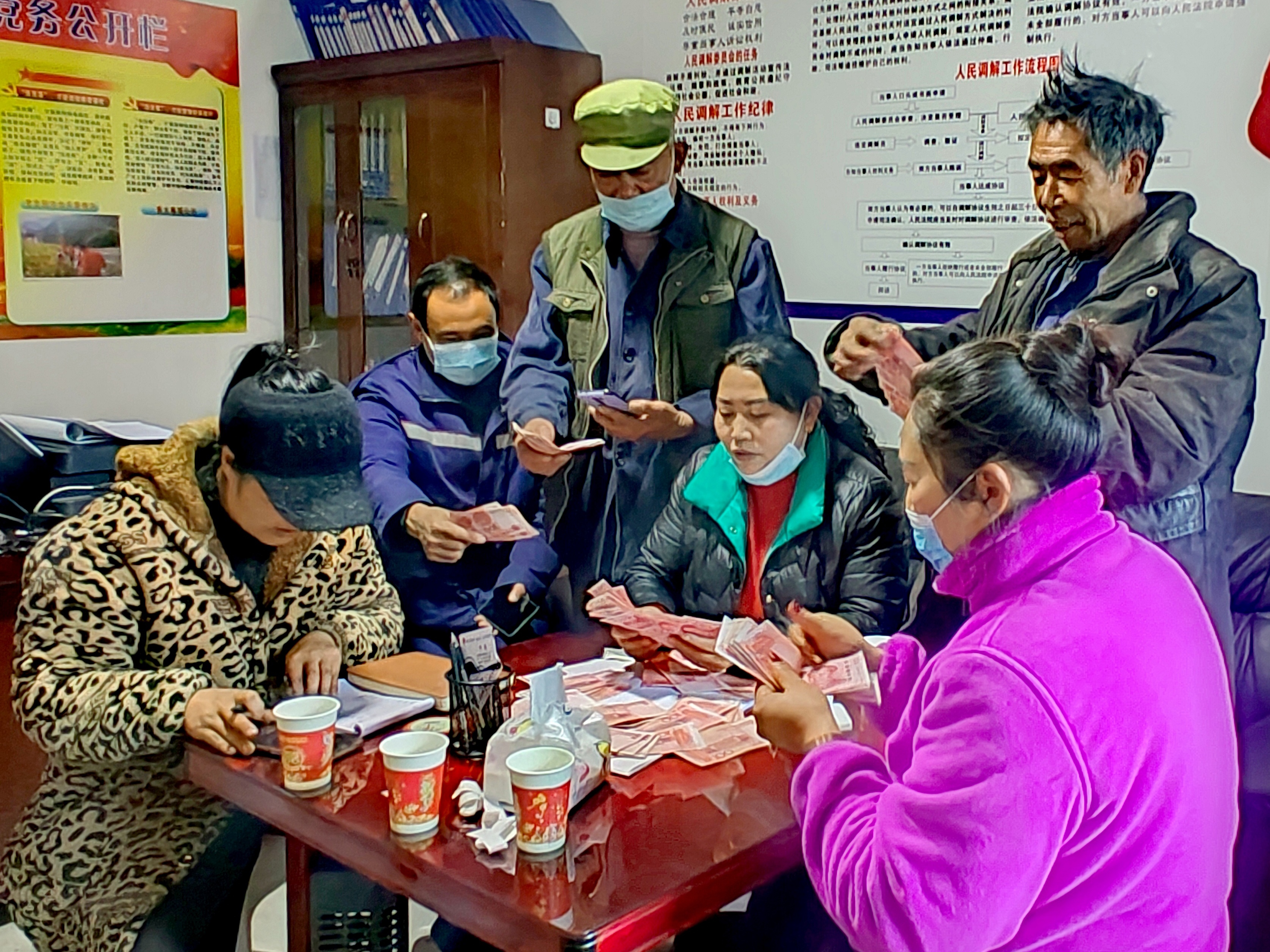 2022年，余德春給村民分紅。(圖為余德春提供)