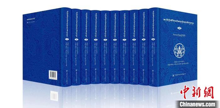 圖為青海果洛州藏醫(yī)專家桑德才讓擔(dān)任主編的《藏醫(yī)傳染性疾病文獻集成》?！∈茉L者 供圖