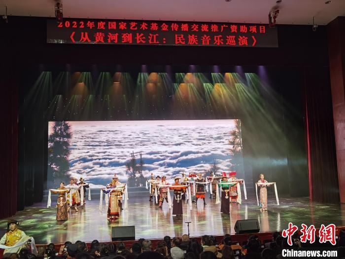 圖為演出現(xiàn)場?！∨擞隄?攝