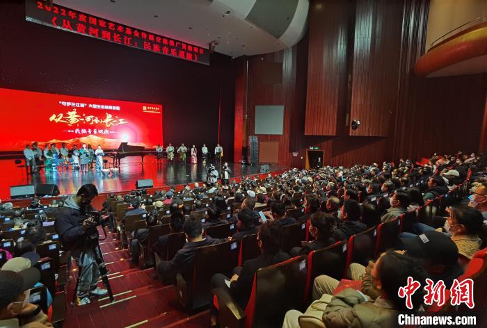 圖為演出現(xiàn)場?！∨擞隄?攝