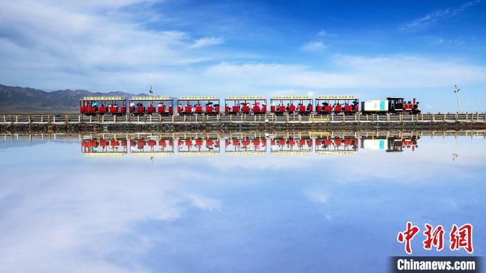 圖為茶卡鹽湖上的小火車。(資料圖) 王生榮 攝