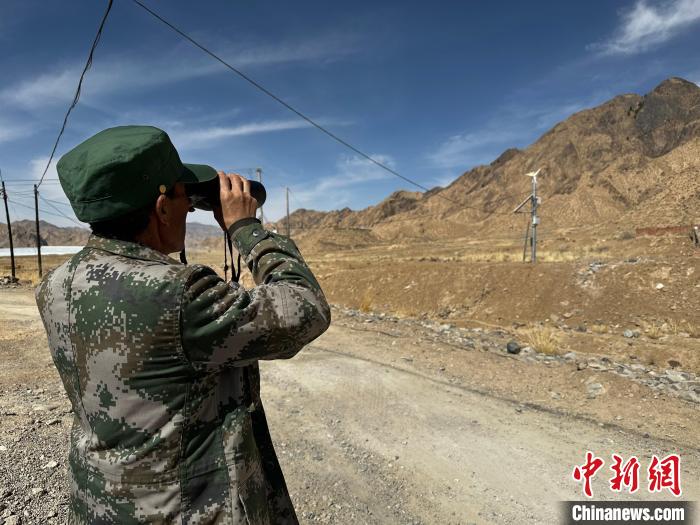 圖為文物保護員費生平正在巡查?！±铍h 攝