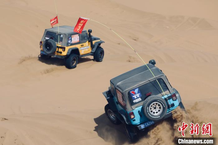 圖為高原沙漠機車越野挑戰(zhàn)賽現(xiàn)場?！≠F南縣委宣傳部供圖