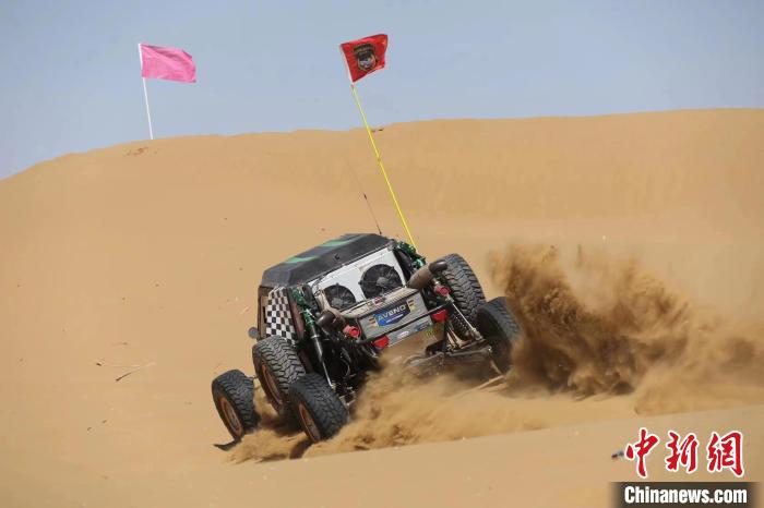 圖為高原沙漠機車越野挑戰(zhàn)賽現(xiàn)場?！≠F南縣委宣傳部供圖
