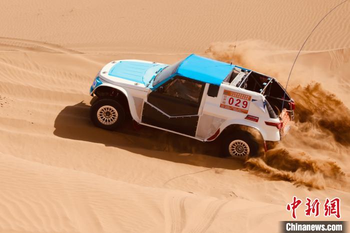 圖為高原沙漠機車越野挑戰(zhàn)賽現(xiàn)場?！≠F南縣委宣傳部供圖